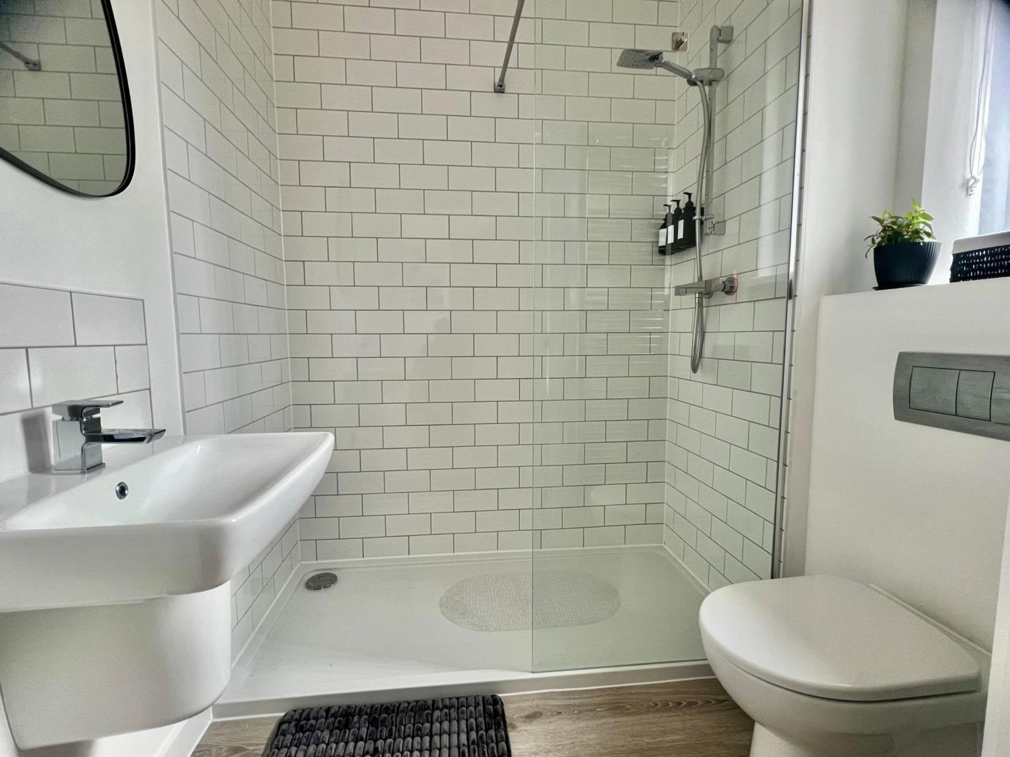 The Parkes A Stylish 3Br House, 5 Mins From Central Birmingham Close To The Edgbaston Stadium, The Hippodrome, Uob, Aston And Bcu, China Town, Kings Heath Bhx Airport And Much More מראה חיצוני תמונה